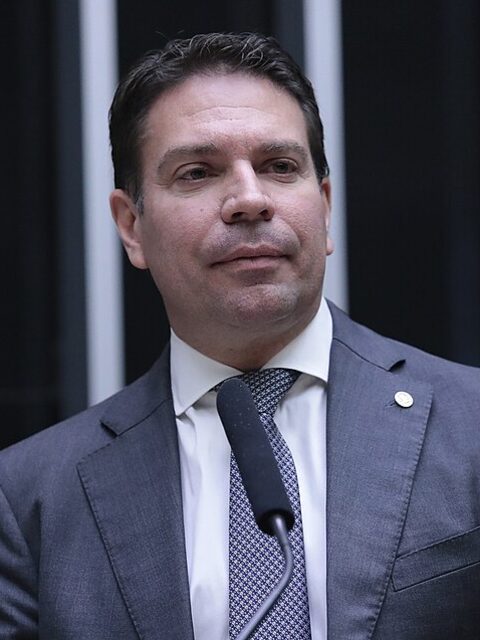 Alexandre Ramagem discursando na tribuna da Câmara dos Deputados, quando era deputado federal