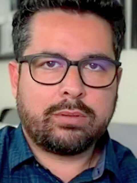 Paulo Figueiredo, de camisa azul, em imagem de vídeo gravado em fevereiro de 2024