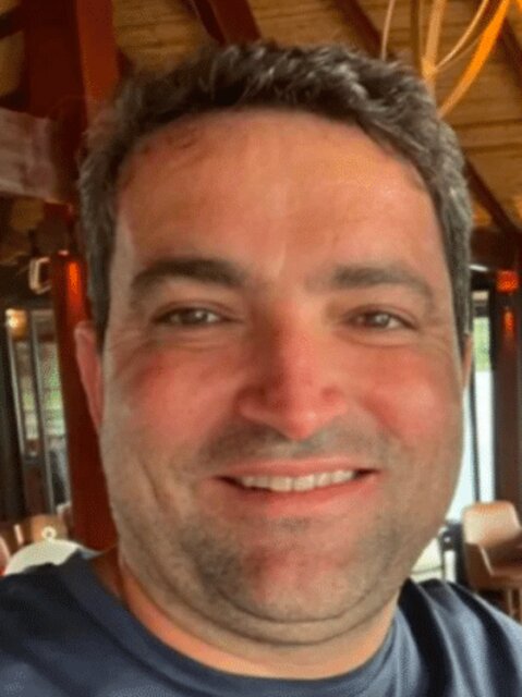 Willer Tomaz em selfie com Flávio Bolsonaro, em restaurante à beira d'água